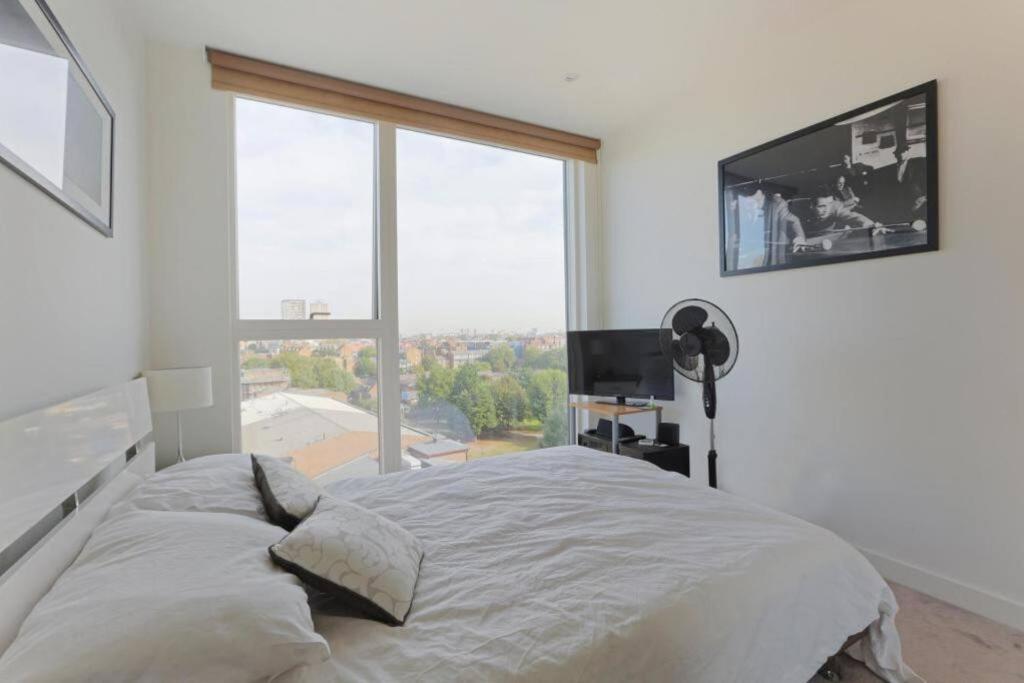 Skyview Waterside City Luxury Apartment Лондон Экстерьер фото